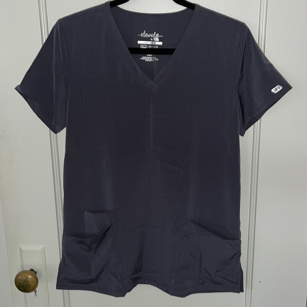 IRG | elevate Scrub Top